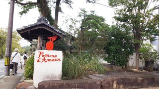 お菓子屋さん？　パン屋さん？　おしゃれなレストラン？