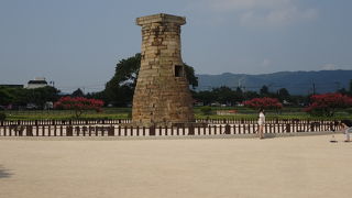 半月城の近くに建っています。