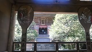 (奥津宮)拝殿天井には、こちらを睨んでいるように見える「八方睨みの亀」が描かれています。