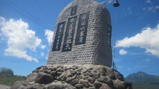 かなり大きくて立派な碑です