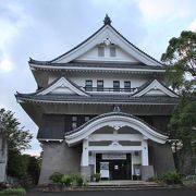 福江城（石田城）の天守閣を模しています