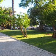リベイラ市場に隣接した憩いの公園