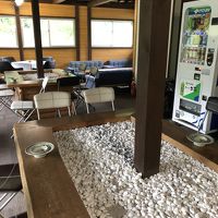 客室は全室禁煙で、２階に広い喫煙室がある