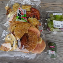 お煎餅や果物などが安いです