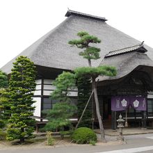 茅葺きの本堂