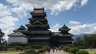 赤い月見櫓が修復中でがっかり…。