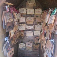 絵馬が沢山奉納されている光景