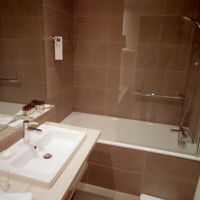 清潔でまずまずの広さ。アメニティもしっかり。