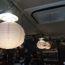 店内はハロウィンの提灯で飾られていた
