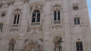 カモンイス広場の角に建つ銀行のような外観の教会