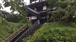 高田城址公園の中に残る唯一の建物