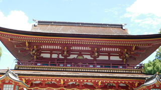 鮮やかな朱色の立派な楼門