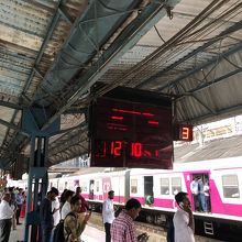 Ghatkopar駅のホームにて