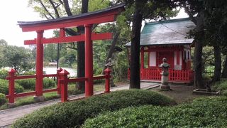 洗足池の朱色の社殿