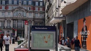 ポルトガル鉄道ロシオ駅に向かう際に使いました。