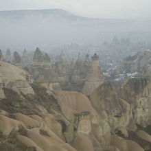 おなじみのカッパドキアの景色を上空から見下ろします