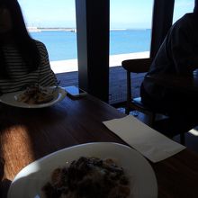 テーブル席なら、海を眺めながら食事できます