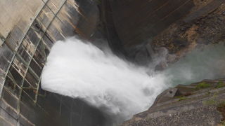 水と堤体に圧倒されます！