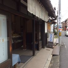 すぐ店の前を車がビュンビュン来るので気を付けて！