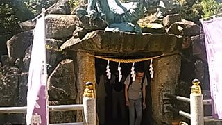 (龍宮（わだつみのみや）)岩屋の洞窟の真上に造られているパワースポット