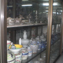 館内のガラスケース内に展示されている数多くの陶磁器等です。