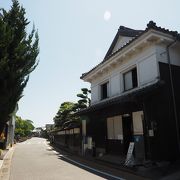 白壁の土蔵造りの街並みで一際存在感のある旧商家松田家は見応え十分