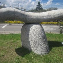 ユニークな味わいの屋外作品の様子