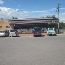 近くにコンビニもあります