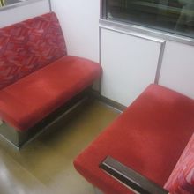 一部、クロスシートがあります( ´∀｀ )。