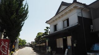 白壁の土蔵造りの街並みで一際存在感のある旧商家松田家は見応え十分