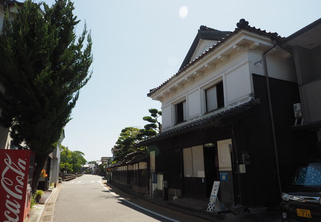 白壁の土蔵造りの街並みで一際存在感のある旧商家松田家は見応え十分