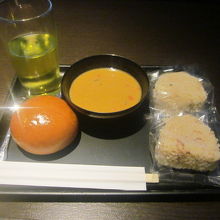 個人的にはこれ位の食べ物の量が逆に心地良いかなと思います