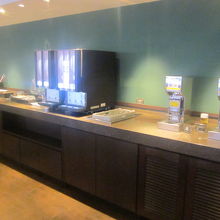 ドリンクコーナーの様子（ちょっとだけスナック有り）