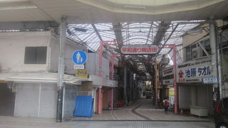 朝9時半頃の商店街の様子