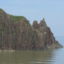 立岩の右側　空に突き出ているのが面白い