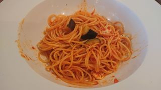 ドリンクバーとパン食べ放題があります