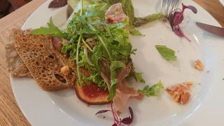 ランチタイムはドリンクバーとパン食べ放題