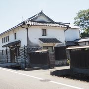 白壁土蔵造りの吉井の古い街並みにあって唯一の屋敷型の大邸宅