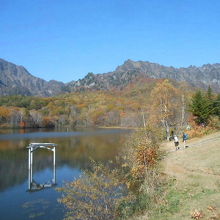 戸隠連峰を湖面に写す鏡池