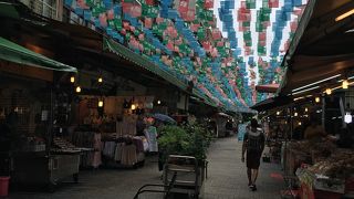 風で旗がパタパタします
