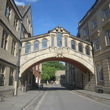 大学の建物をつなぐ橋