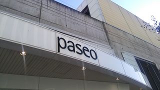 2018年９月18日現在、飲食店を除き基本的には閉店時間が通常より１時間早い20時に閉店となるそうです