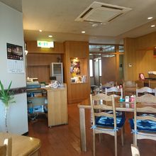 寿司屋にはめずらしい広々とした店内