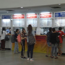 北バスターミナルの内部には、多数の乗車券売り場があります。