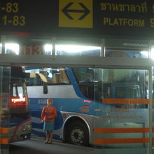 北バスターミナルのバス乗り場は、行先番号に応じ、指定されます
