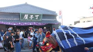 風情のある建物　レトロ商店街の中心にあります