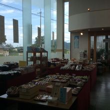 ゆったりしてるけどちょっとオシャレな店内