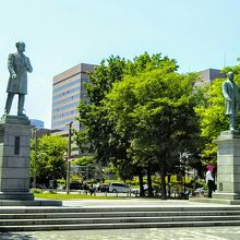 黒田清隆(向かって右側)と共に建つ「ケプロン像」