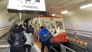 斜め方の電車。席は小さく、立って乗って景色を見た方が良い