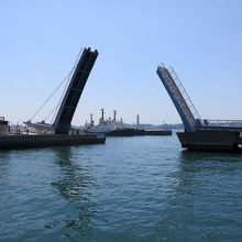 「旧門司税関」前から第一船溜越しにパチリ